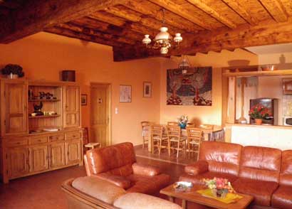 El gran salón con techo de madera a la francesa y, al fondo, la mesa de roble para 10 comensales.