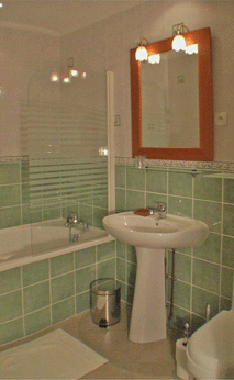 Uno de los 2 cuartos de baño con wc, cada uno en tonos a juego con los de su dormitorio.