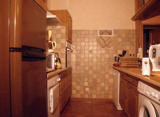 Cocina con frigorífico-congelador, horno, lavadora, secadora, lavavajillas, microondas, cafetera, tostadora, hervidor de agua, sartenes, olla a presión...