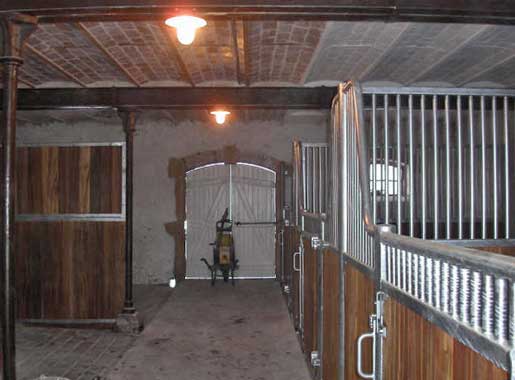 Los establos de la casa rural con boxes, zona de duchas y guadarnés. La puerta trasera da directamente a un prado de 3 hectáreas.