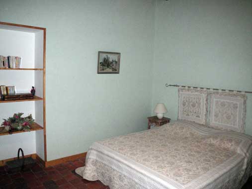 Chambre GERMINY avec son vieux plafond en bois, comme les autres chambres.